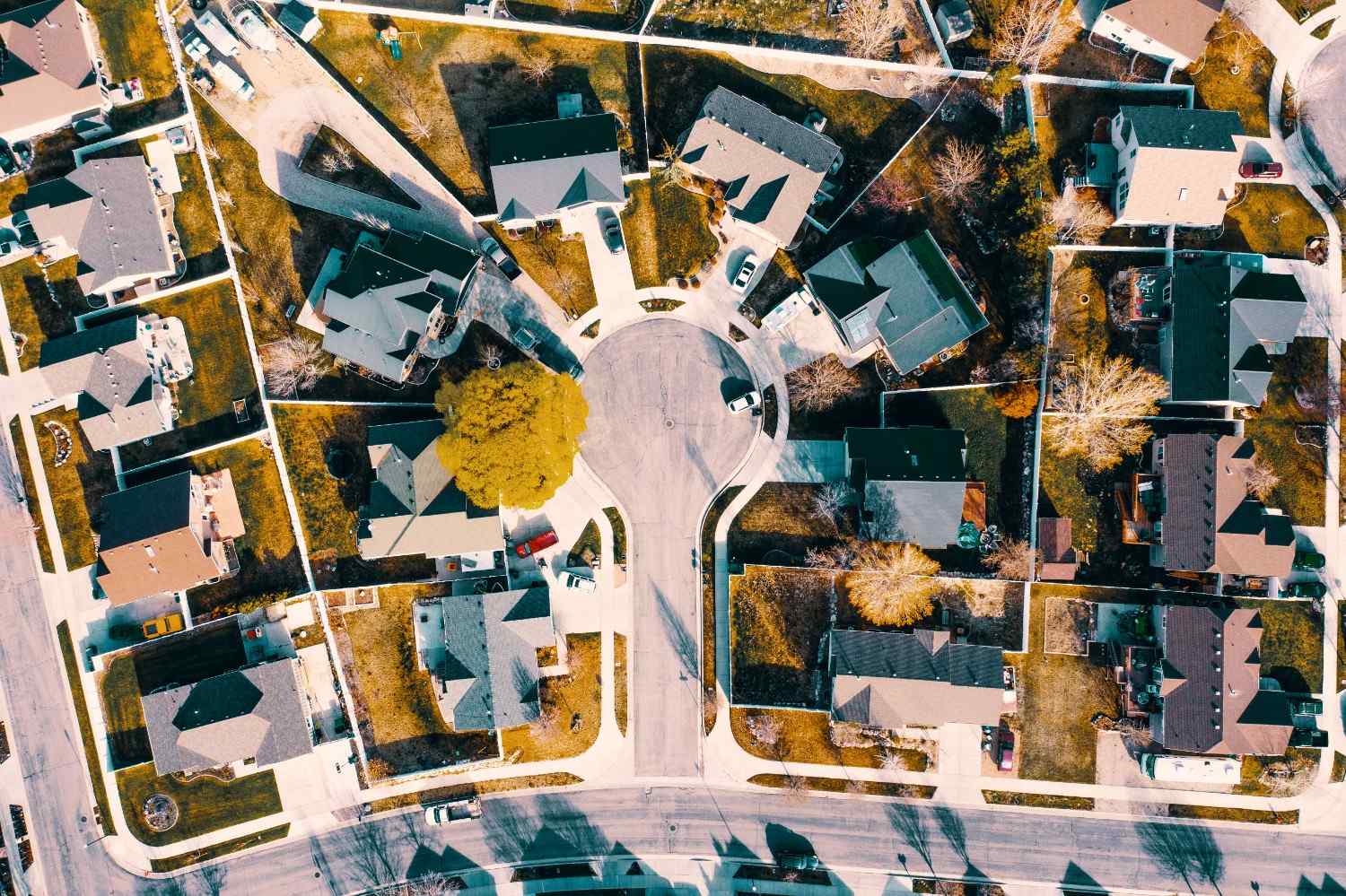 Overhead view of a master-planned residential community featuring homes arranged around a cul-de-sac.